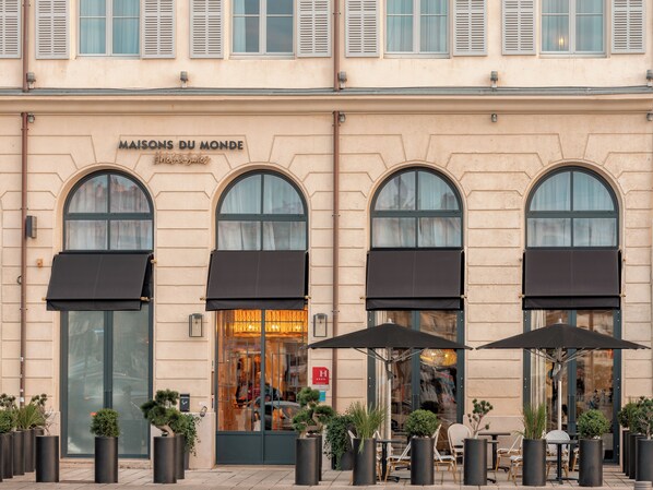 A building with arched windows and a sign reading "MAISON DU MONDE". - Maisons du Monde Hôtel & Suites - Marseille Vieux Port (Marseille)