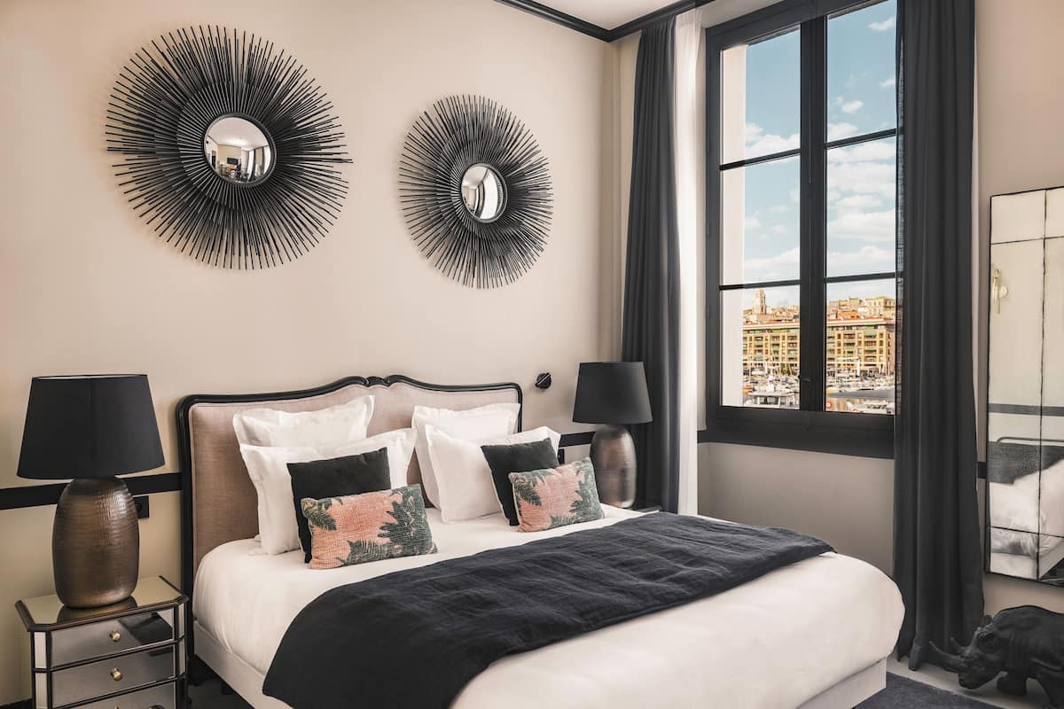 Literie de qualité supérieure, coffres-forts dans les chambres, bureau