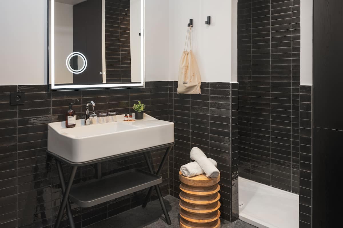 1 bedroom apartment - 2 people | bathroom | shower, free toiletries, hair dryer, towels