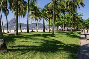 Una playa cerca, toallas de playa