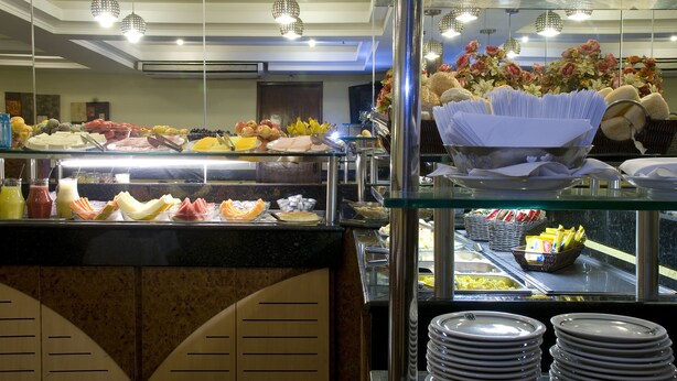 Un bufé con diferentes opciones de comida y una vitrina.