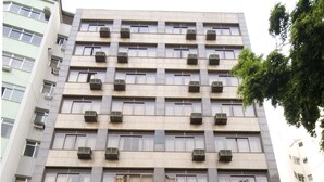 Un edificio de hotel de varios pisos con un letrero que dice "Hotel Rondônia Palace".