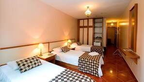 1 bedroom, hypo-allergenic bedding, minibar, desk