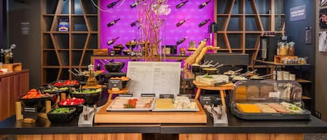 Buffet déjeuner servi tous les jours en supplément