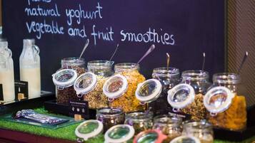 Dagelijks ontbijtbuffet (PLN 65 per persoon)