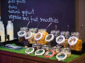 อาหารเช้าแบบบุฟเฟ่ต์ทุกวัน (PLN 65 ต่อคน)