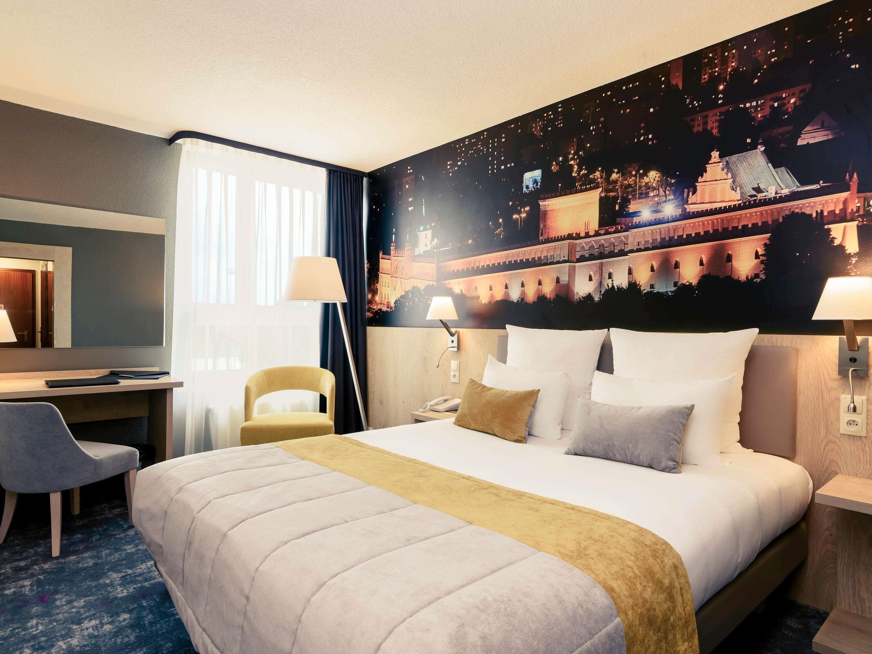 أغطية فراش متميزة وميني بار وخزنة داخل الغرفة ومكتب