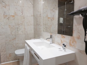 Kostenlose Toilettenartikel, Haartrockner, Handtücher, Seife