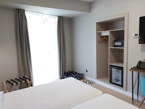 Minibar, Zimmersafe, Schreibtisch, kostenlose Babybetten