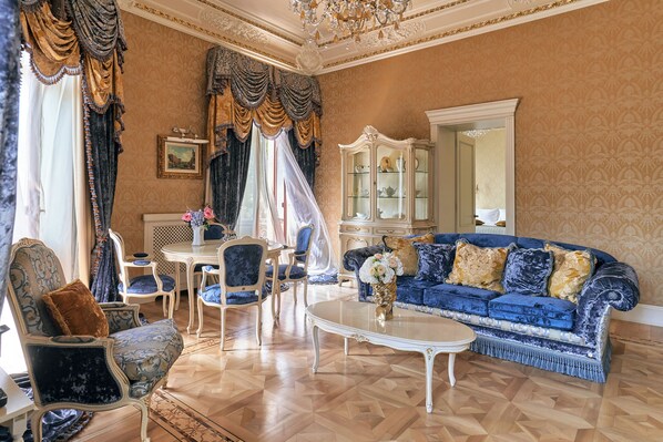 Presidential Suite, City View | Living area