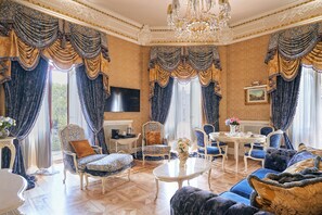 プレジデンシャル スイート シティビュー | リビング エリア | LED テレビ