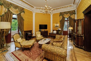 Presidential Suite, City View | Living area