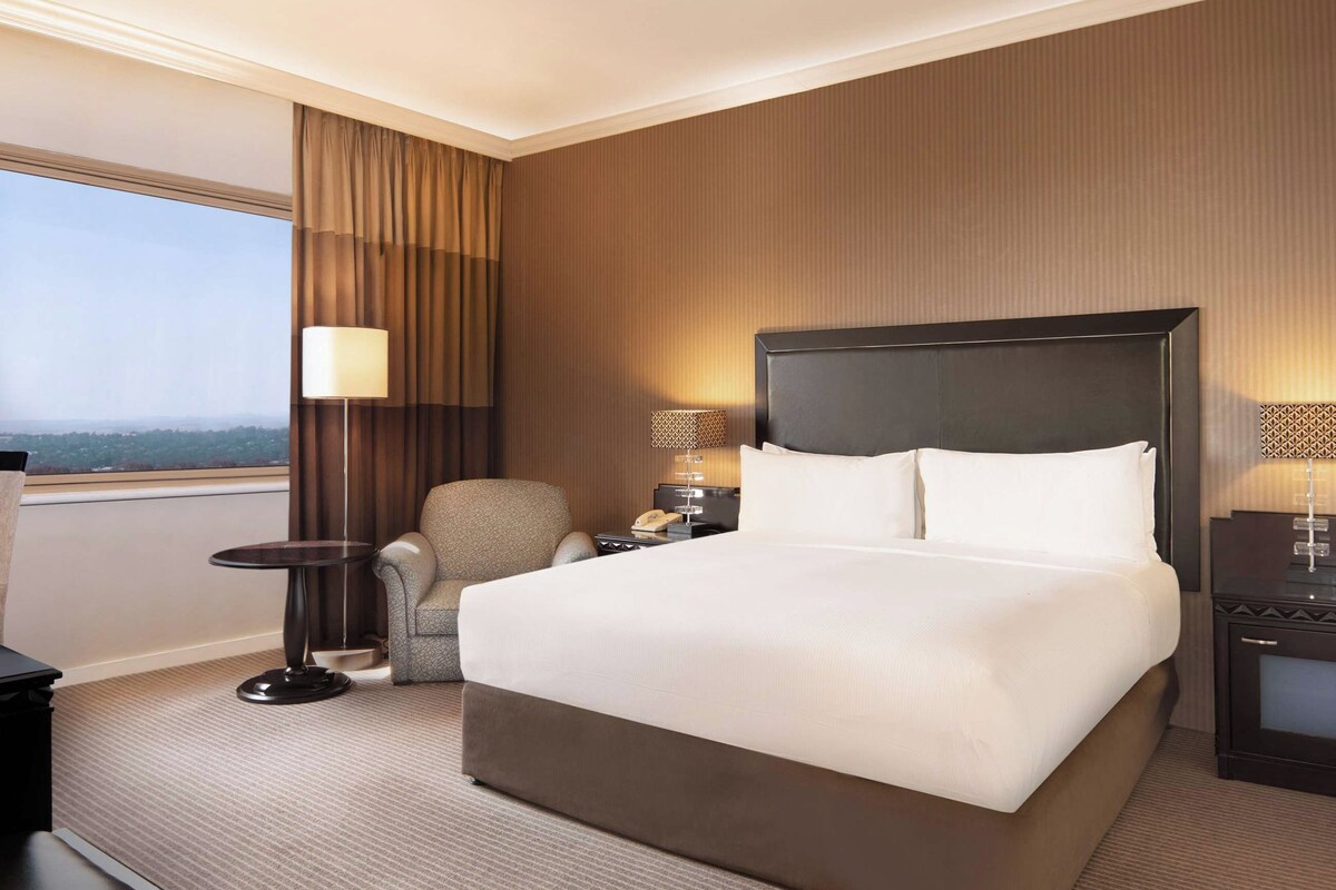 Executive Room | Hypo-allergenic bedding available, minibar, in-room safe, desk