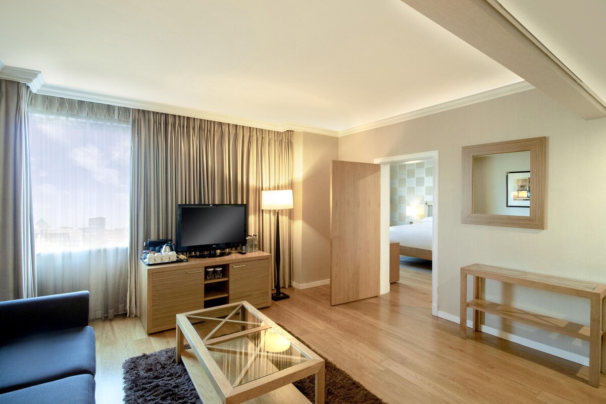 Deluxe Suite, 1 Bedroom | Hypo-allergenic bedding available, minibar, in-room safe, desk