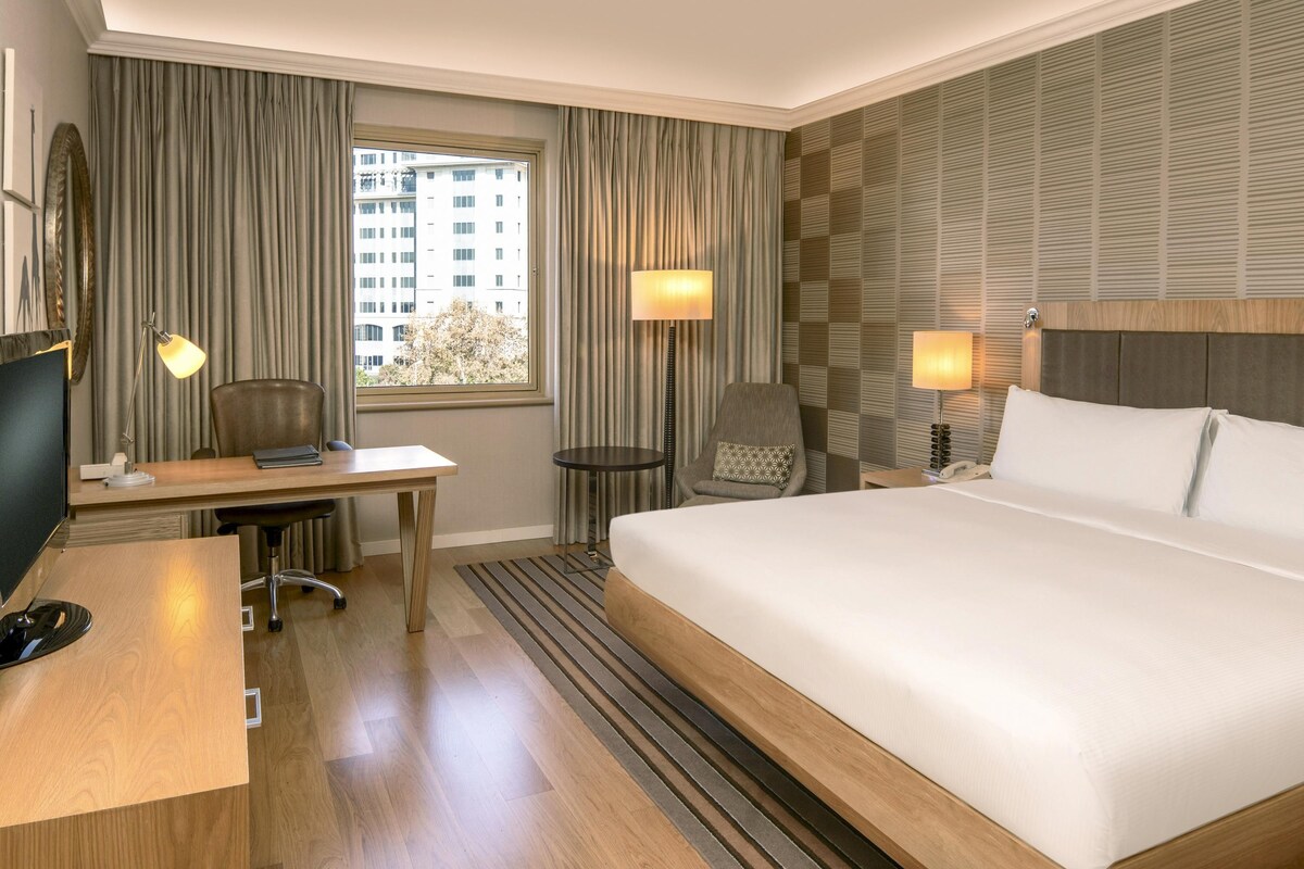 Deluxe Room | Hypo-allergenic bedding available, minibar, in-room safe, desk