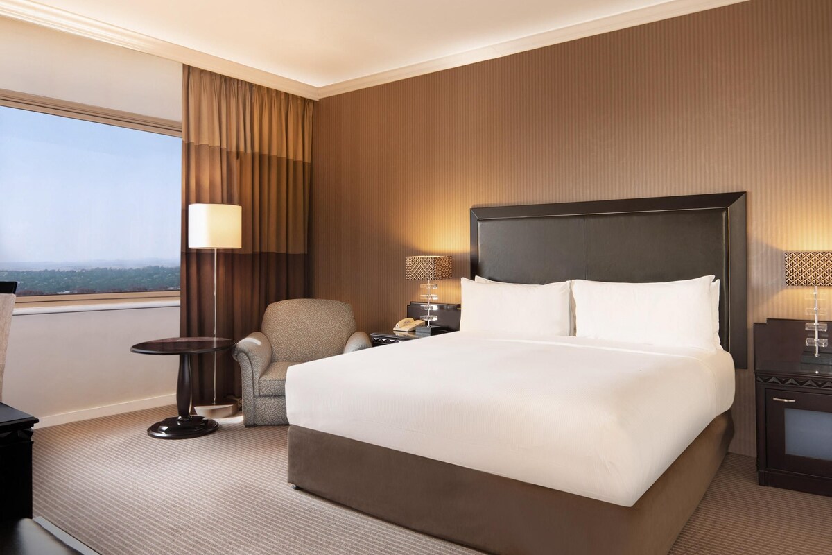 Executive Room | Hypo-allergenic bedding available, minibar, in-room safe, desk