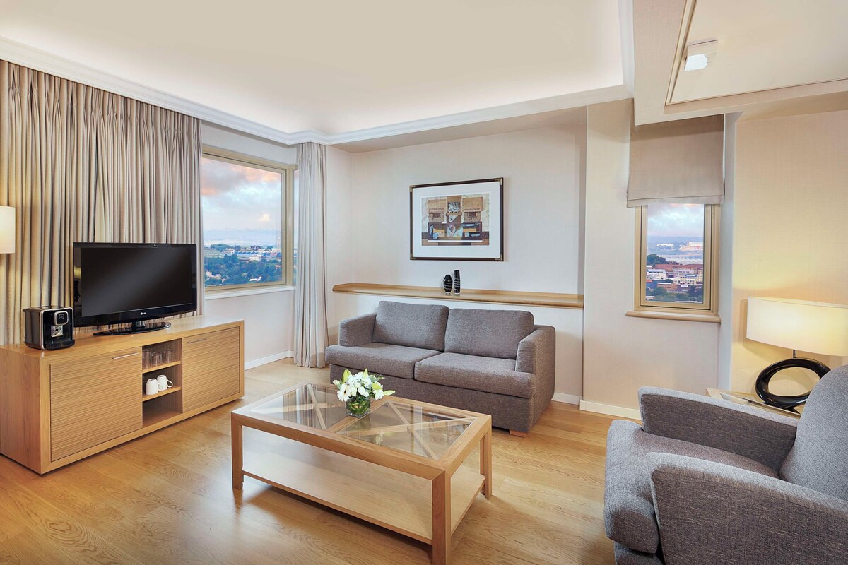 Deluxe Suite, 1 Bedroom | Hypo-allergenic bedding available, minibar, in-room safe, desk