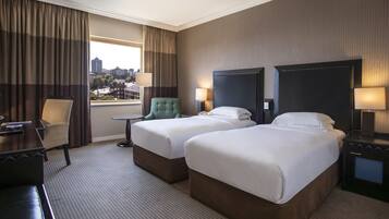 Kamar Eksekutif | Seprai antialergi, minibar, brankas, dan meja kerja