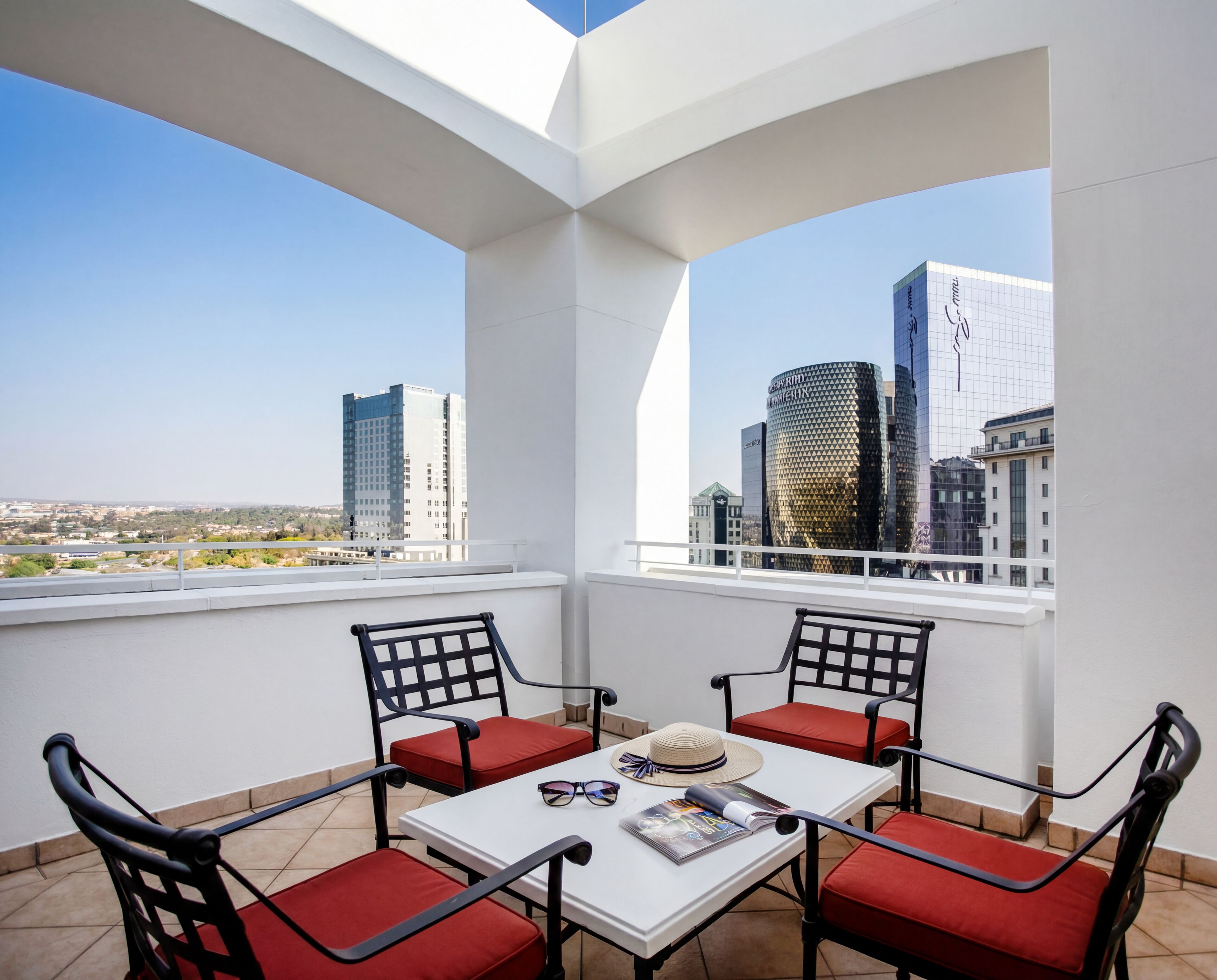 Suite (Premium One Bedroom Terrace Suite) | Hypoallergeen beddengoed, een minibar, een kluis op de kamer, een bureau