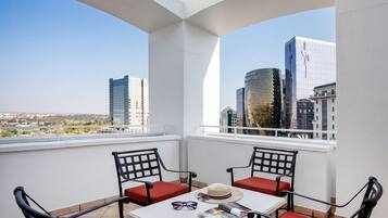 Suite (Premium One Bedroom Terrace Suite) | Roba de llit hipoal·lergògena, minibar i caixa forta a l'habitació