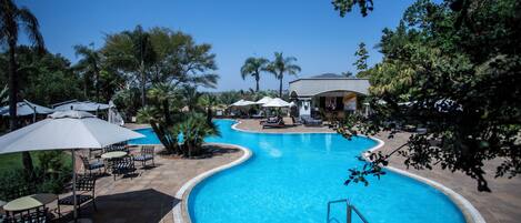 Piscina externa, guarda-sóis, espreguiçadeiras