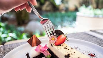 Der serveres morgenmad, frokost, aftensmad og internationale retter