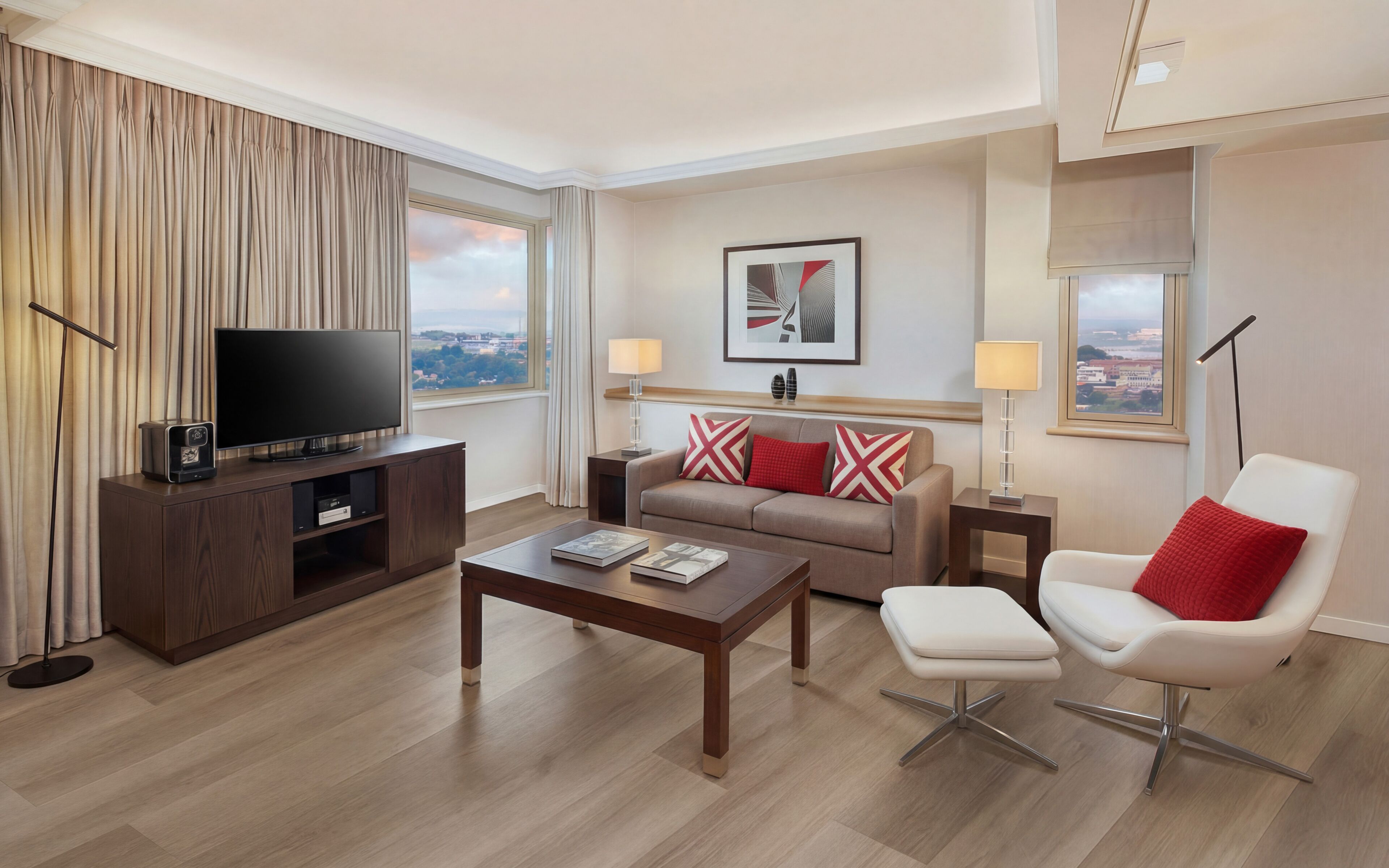 Suite (Deluxe One Bedroom City View Suite) | Hypoallergeen beddengoed, een minibar, een kluis op de kamer, een bureau