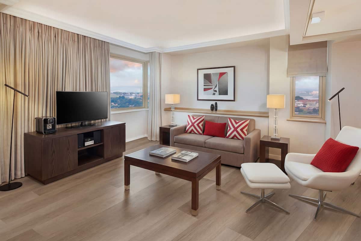 Suite (Deluxe One Bedroom City View Suite) | Allergitestet sengetøy, minibar, safe på rommet og skrivebord