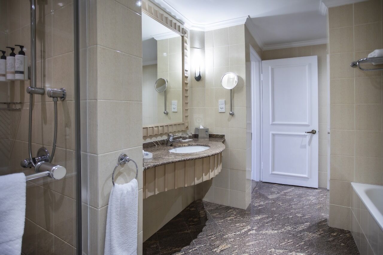 executive room | bathroom | separate bathtub and shower, free toiletries, hair dryer, bathrobes