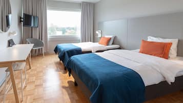 Minibar, Zimmersafe, Schreibtisch, Verdunkelungsvorhänge