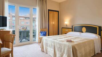 Habitación con 1 cama doble o 2 individuales, terraza | Minibar, caja fuerte, escritorio y cortinas opacas