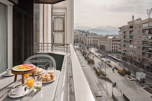 Een minibar, een kluis op de kamer, een bureau, verduisterende gordijnen