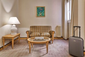 Family Room | Minibar, in-room safe, desk, blackout drapes