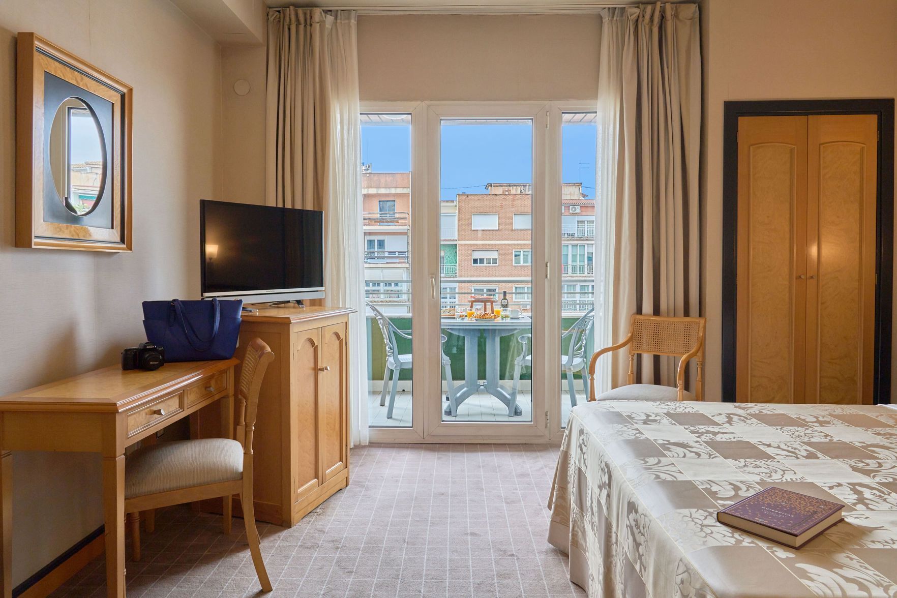 Minibar, caja de seguridad en la habitación y escritorio 