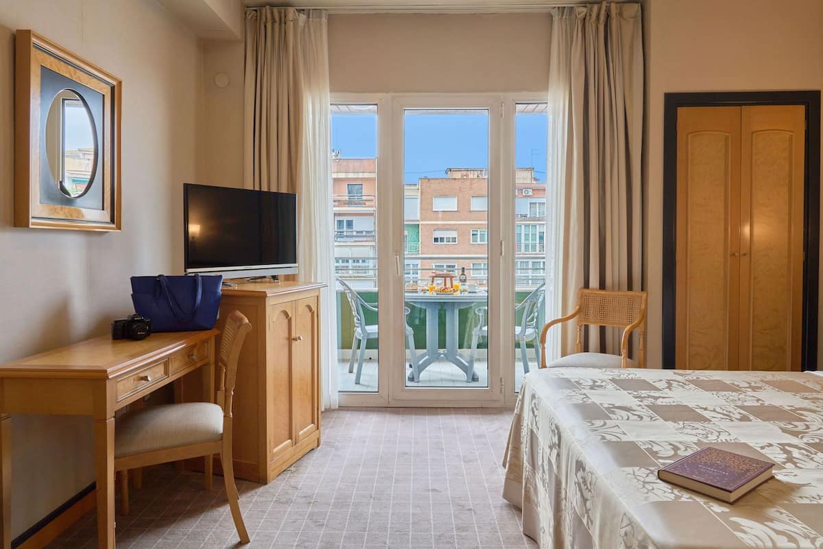 Minibar, Zimmersafe, Schreibtisch, Verdunkelungsvorhänge