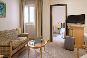 Familienzimmer | Minibar, Zimmersafe, Schreibtisch, Verdunkelungsvorhänge