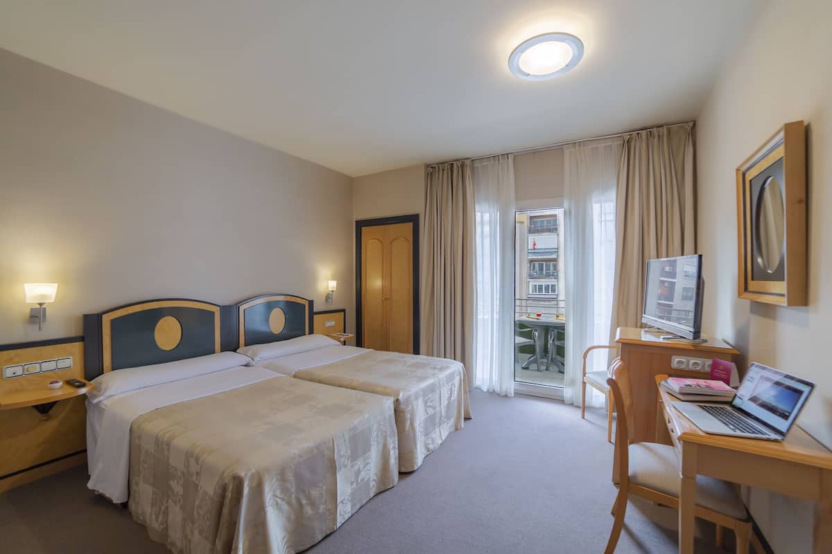 Minibar, Zimmersafe, Schreibtisch, Verdunkelungsvorhänge