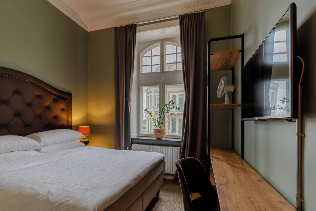 Superior Room, 1 Queen Bed | Hypo-allergenic bedding, desk, soundproofing, free WiFi