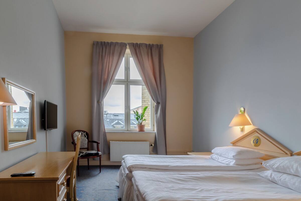Economy Twin | Hypo-allergenic bedding, desk, soundproofing, free WiFi