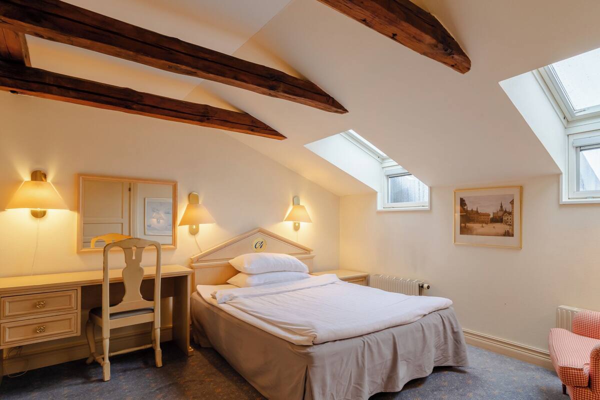 Standard Single Room | Hypo-allergenic bedding, desk, soundproofing, free WiFi