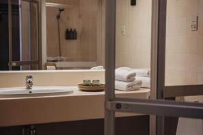 Double Room (Compact) | Bilik Mandi | Pancuran mandi, tuala disediakan 