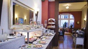 Un bufé con diversas opciones de comida y una estación de café.