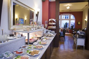 Petit déjeuner buffet (17 EUR par personne)