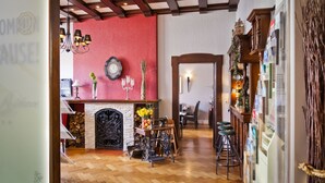 Un interior acogedor con una pared roja, chimenea y suelo de madera.