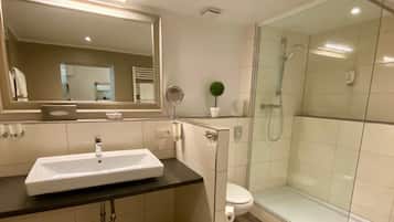 Family Apartment | Bathroom | Shower, free toiletries, hair dryer, towels