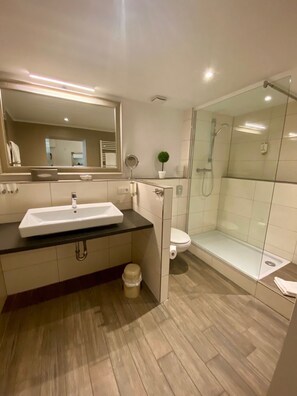 Familie appartement | Badkamer | Een douche, gratis toiletartikelen, een haardroger, handdoeken