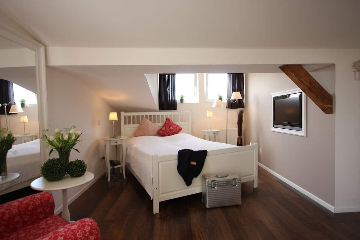 1 bedroom, hypo-allergenic bedding, individually decorated