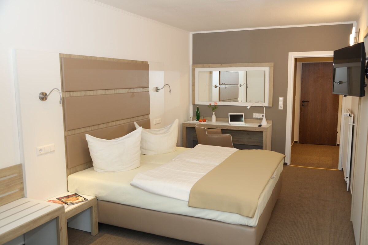 Escritorio y espacio para trabajar con laptop 