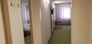 高级单人房 | 办公桌、笔记本电脑工作区、隔音、免费 WiFi