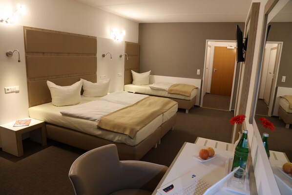 Comfort Triple Room | Desk, laptop workspace, soundproofing, free WiFi